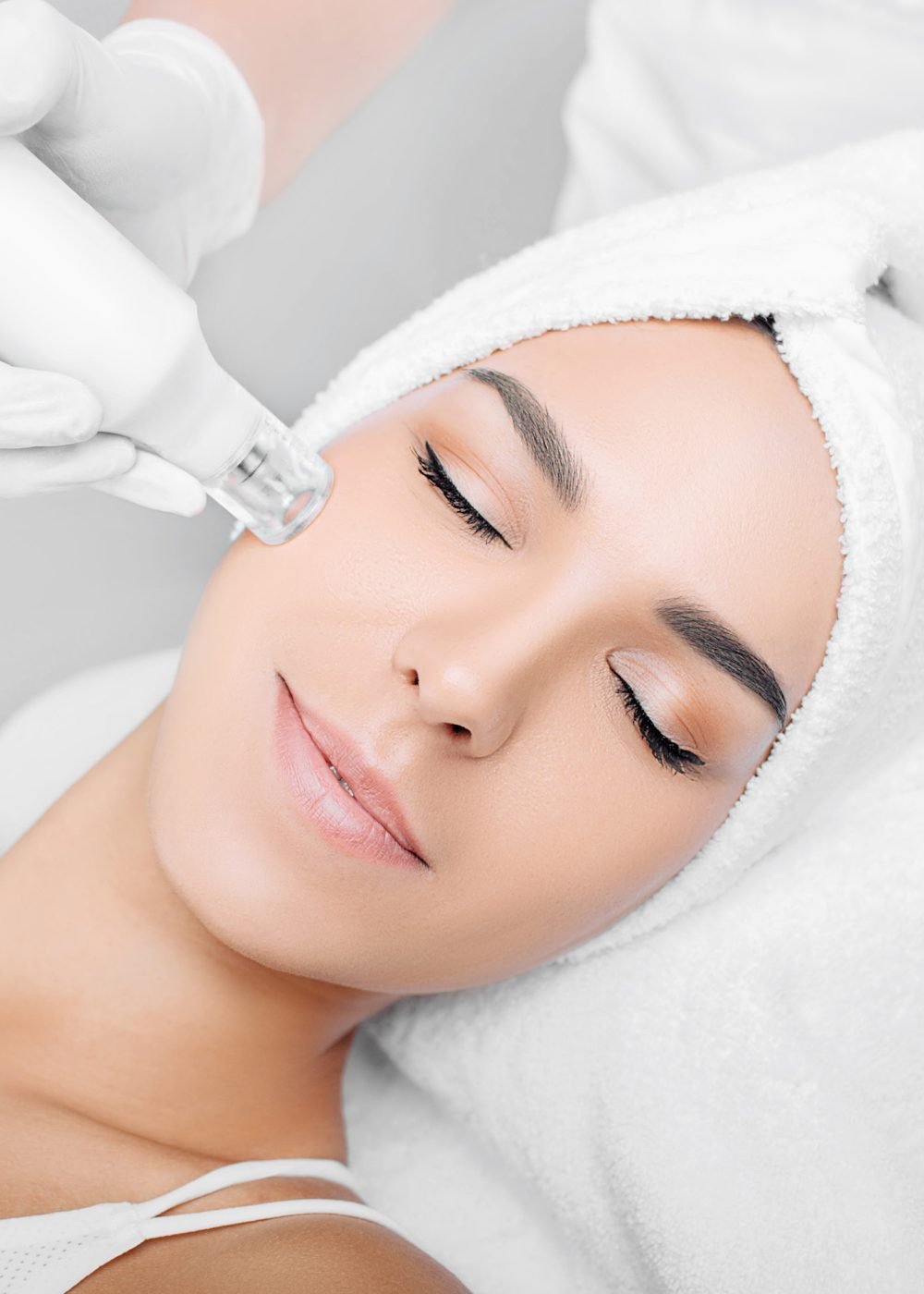 woman receiving no-needle high frequency mesotherapy at beauty salon. non-invasive procedure for skin rejuvenation
